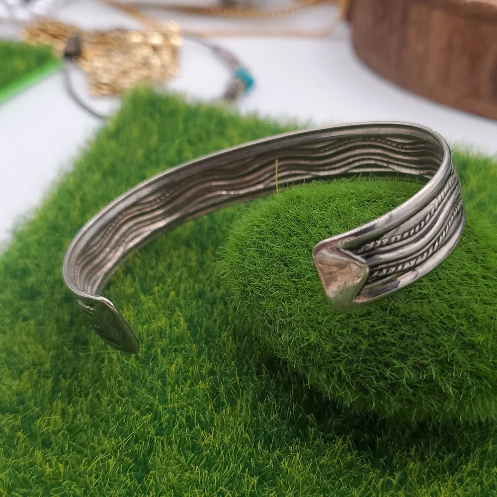 Silver Tone‎ Wave Pattern Cuff Bracelet B3307